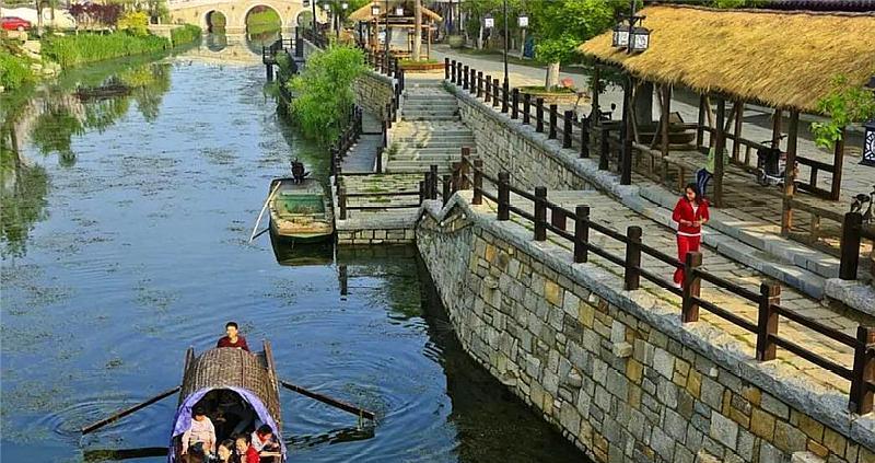 众星登上新闻联播，李雪健黄渤坐前排地位高，易烊千玺镜头火上热搜